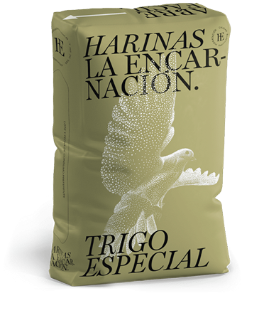Harina T. Especial de HARINAS LA ENCARNACION Saco de harina de trigo especial con un diseño en tonos verdes y una paloma.